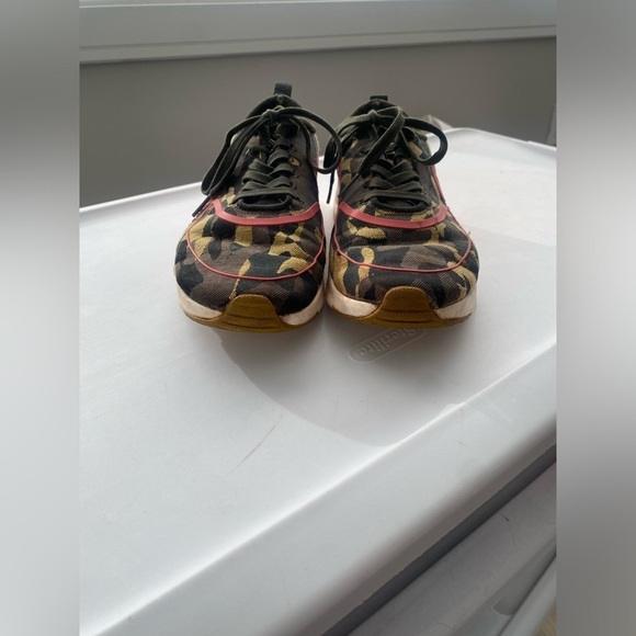 Nike womens Thea Airmax sneakers pink and camo color way size 8.5 - Picture 3 of 13